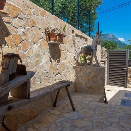 Plum Holiday Home Kaštel Stari Zewnętrze zdjęcie